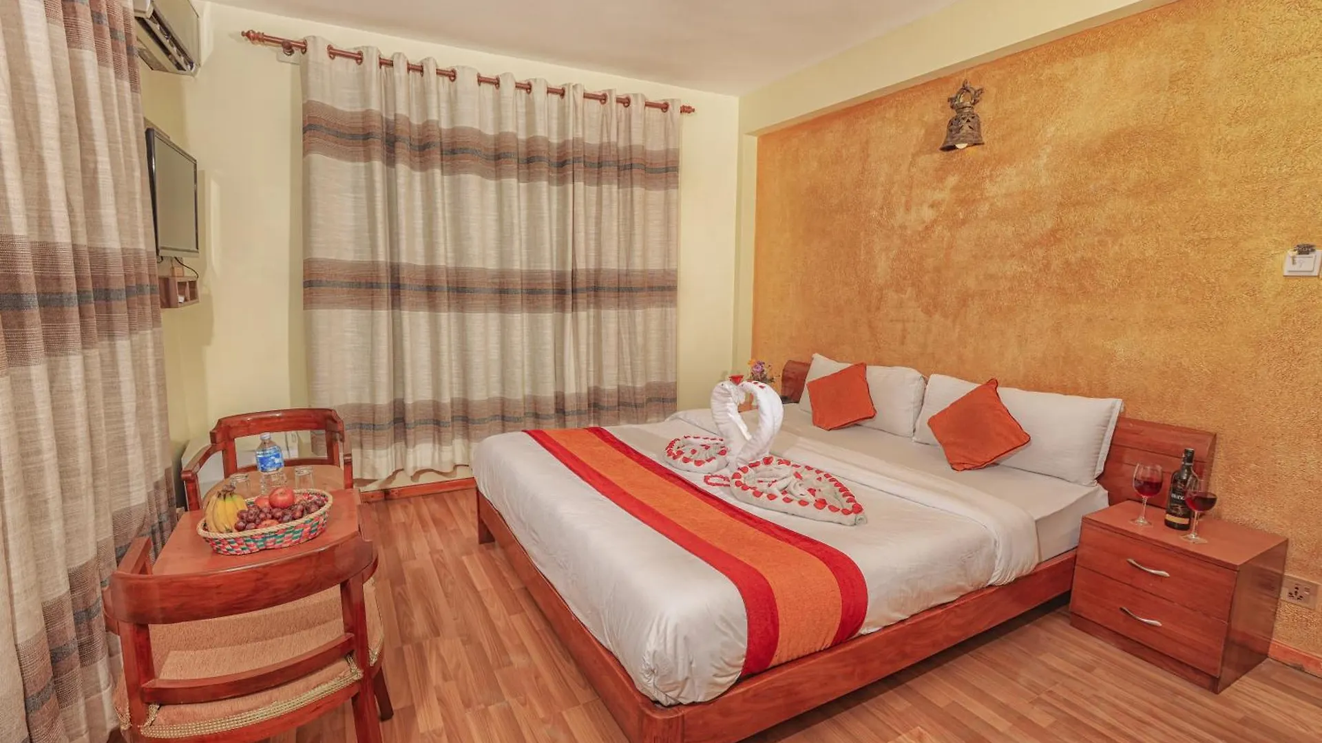 Royal Kings Hotel ile iletişim